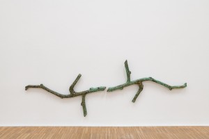 Helena Tan, Poser, 2021, cast iron, enamel, patina, L-hook, 195 x 70 cm, courtesy of the artist