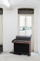 Gallery Organ / Gallery Bench, 2019, Yamaha Electone MR-700, Klinger Organ MIDI Reader, Standard MIDI File, cables and zip ties, 98,5x108x44cm; bench, 56x60x30cm