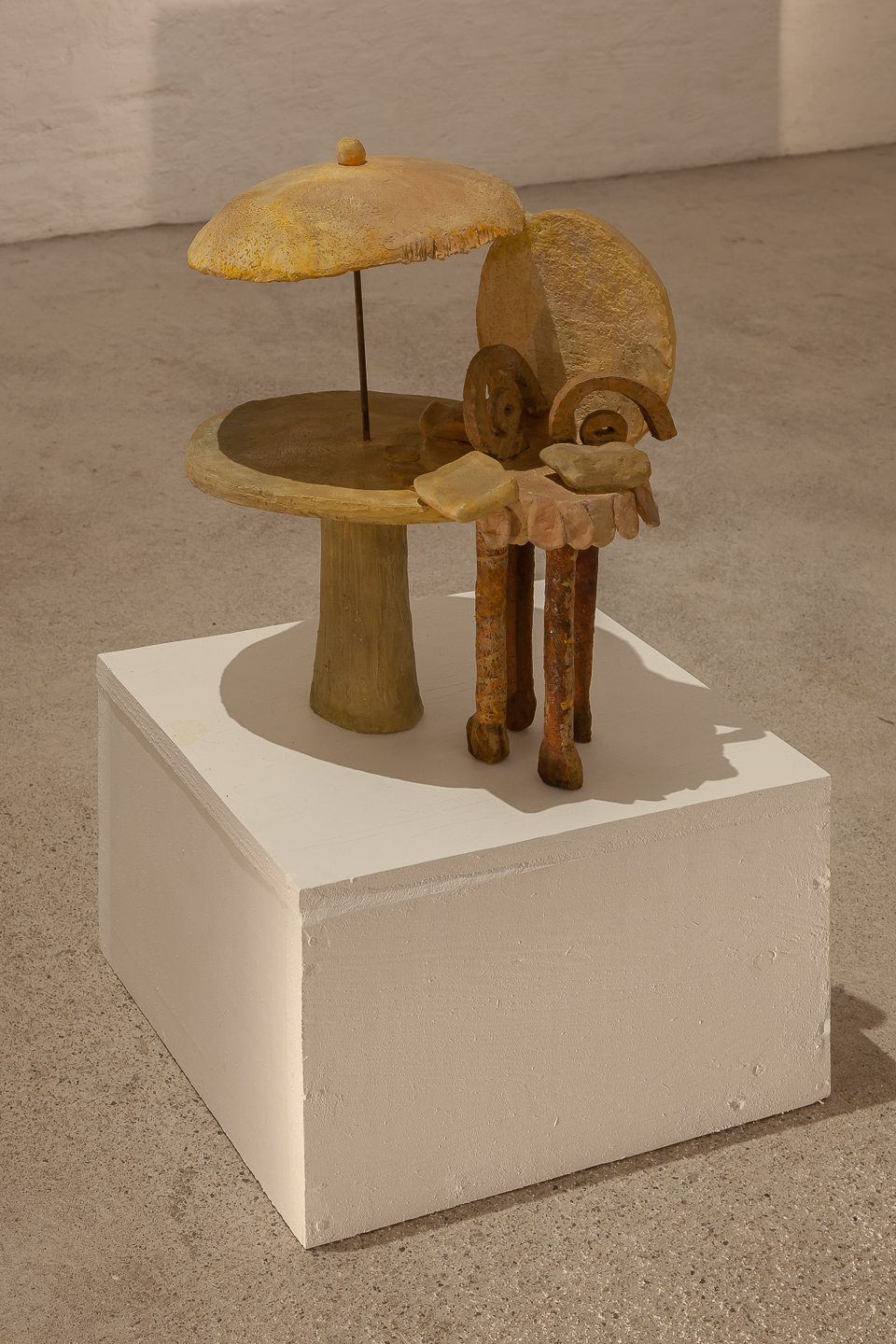 Agnès Racine, Le fauteuil paresseux, 1986, painted terra cotta, metal, 37×43×21 cm