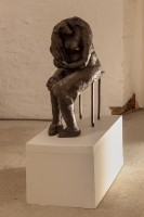 Agnès Racine, Femme et son petit chien, 1986, bronze, 20×48×32 cm