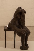 Agnès Racine, Femme et son petit chien, 1986, bronze, 20×48×32 cm