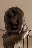 Agnès Racine, Femme et son petit chien, 1986, bronze, 20×48×32 cm