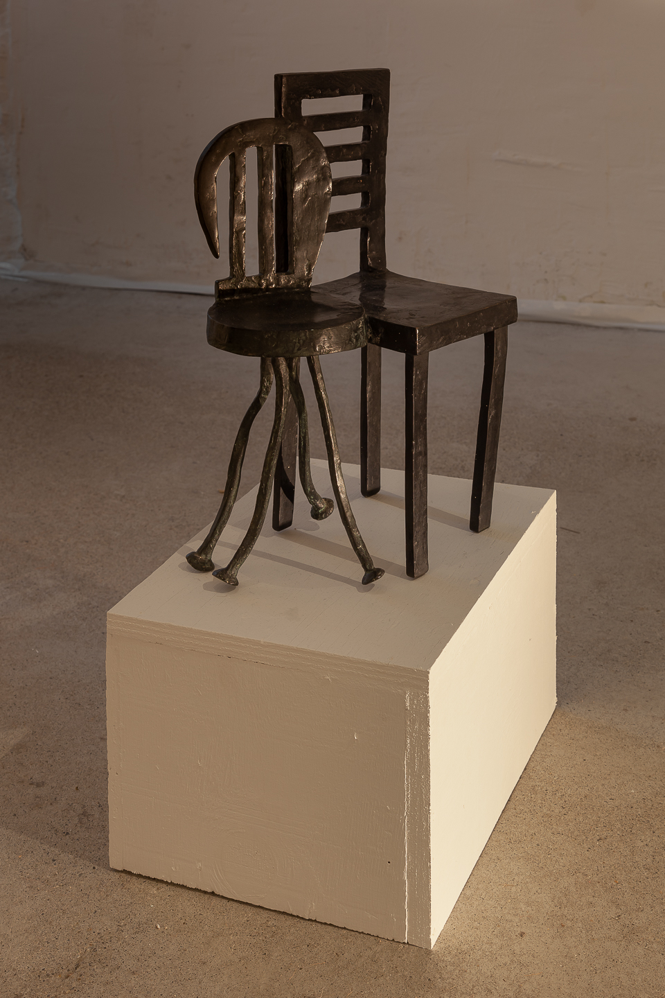 Agnès Racine, Les chaises amoureuses, 1990, bronze, 27×44×17 cm